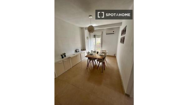 Room in a shared 5-bedroom apartment for rent in Alicante