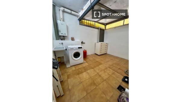 Room in a shared 5-bedroom apartment for rent in Alicante