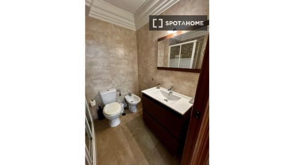 Room in a shared 5-bedroom apartment for rent in Alicante