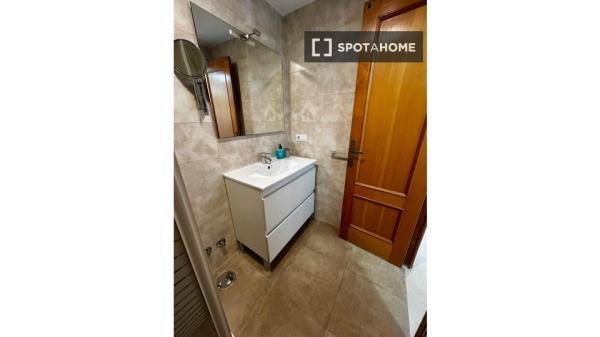 Room in a shared 5-bedroom apartment for rent in Alicante