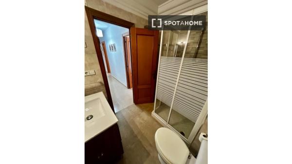 Room in a shared 5-bedroom apartment for rent in Alicante