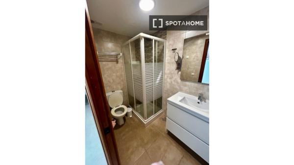 Room in a shared 5-bedroom apartment for rent in Alicante