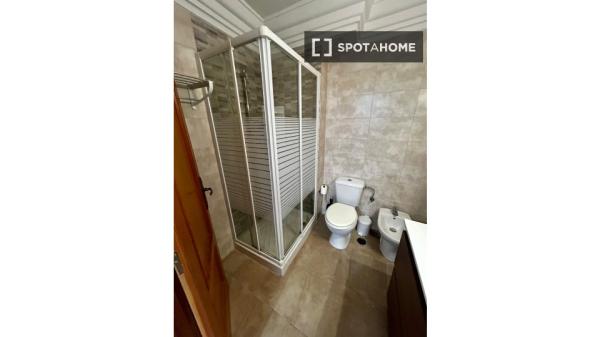 Pokój w mieszkaniu dzielonym z 5 sypialniami do wynajęcia w Alicante