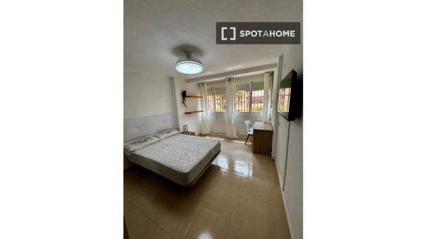 Room in a shared 5-bedroom apartment for rent in Alicante