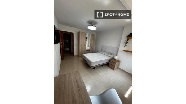 Room in a shared 5-bedroom apartment for rent in Alicante