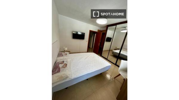 Room in a shared 5-bedroom apartment for rent in Alicante
