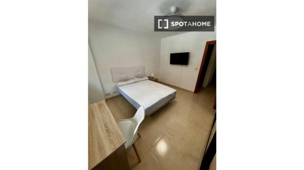 Room in a shared 5-bedroom apartment for rent in Alicante