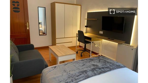 Se alquila habitación en piso compartido de 5 habitaciones en Salamanca