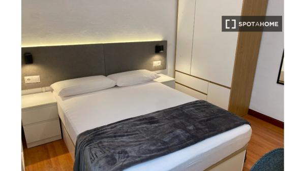 Se alquila habitación en piso compartido de 5 habitaciones en Salamanca