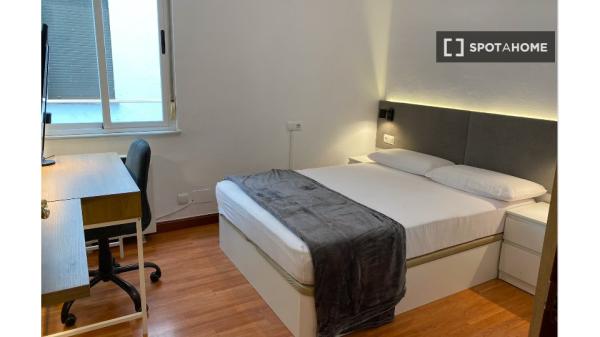 Se alquila habitación en piso compartido de 5 habitaciones en Salamanca