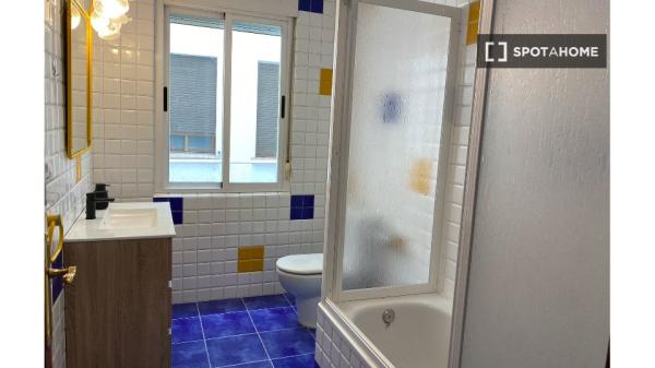 Se alquila habitación en piso compartido de 5 habitaciones en Salamanca