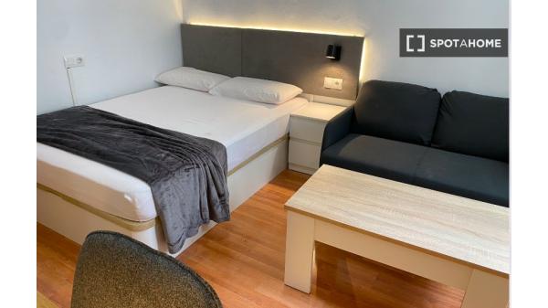 Se alquila habitación en piso compartido de 5 habitaciones en Salamanca