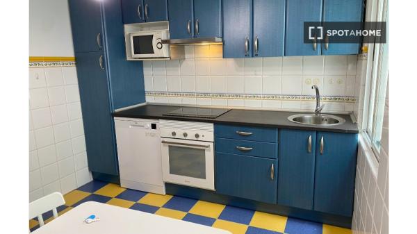 Se alquila habitación en piso compartido de 5 habitaciones en Salamanca