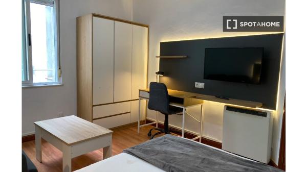 Se alquila habitación en piso compartido de 5 habitaciones en Salamanca