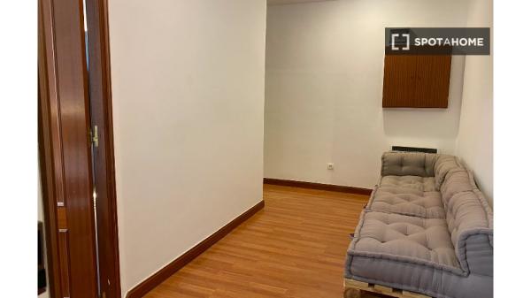 Se alquila habitación en piso compartido de 5 habitaciones en Salamanca