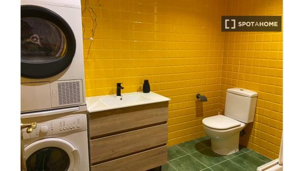 Se alquila habitación en piso compartido de 5 habitaciones en Salamanca