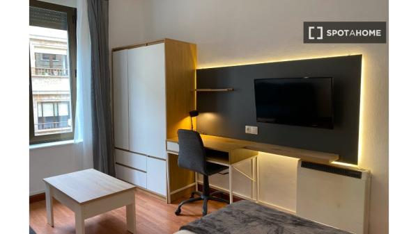 Se alquila habitación en piso compartido de 5 habitaciones en Salamanca