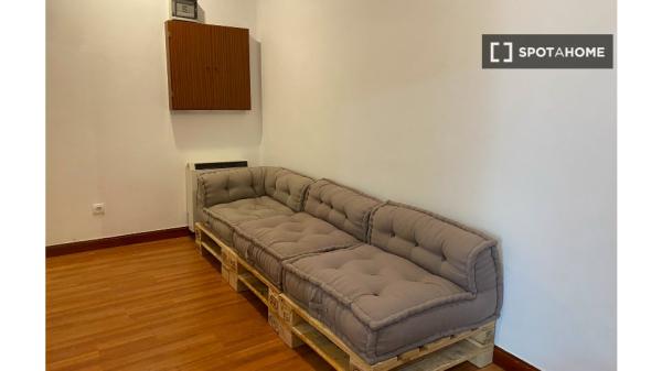 Se alquila habitación en piso compartido de 5 habitaciones en Salamanca