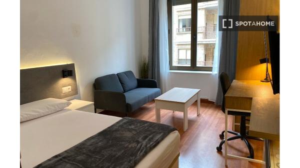 Se alquila habitación en piso compartido de 5 habitaciones en Salamanca