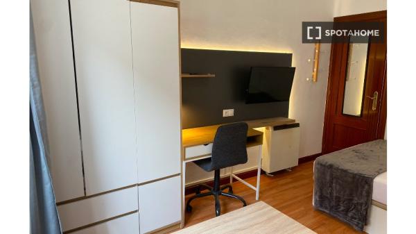 Se alquila habitación en piso compartido de 5 habitaciones en Salamanca