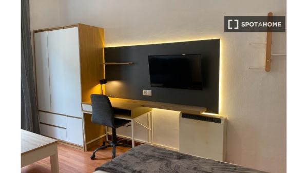 Se alquila habitación en piso compartido de 5 habitaciones en Salamanca