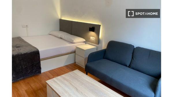 Se alquila habitación en piso compartido de 5 habitaciones en Salamanca