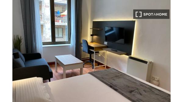 Se alquila habitación en piso compartido de 5 habitaciones en Salamanca