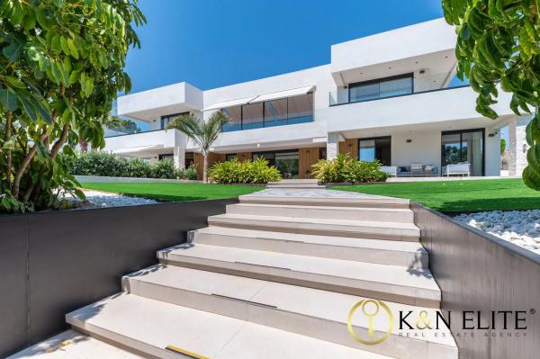 Casa independiente en calle de los Hermanos Álvarez Quintero