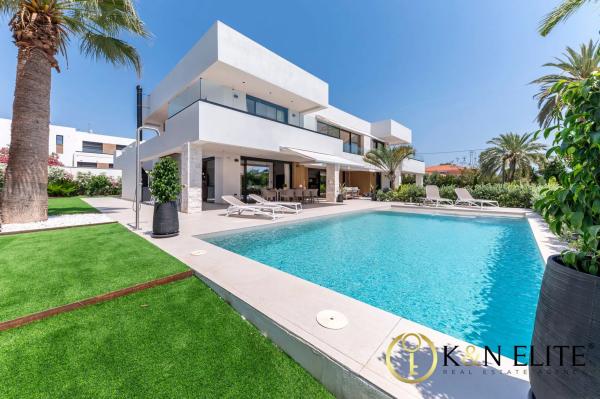 Casa independiente en calle de los Hermanos Álvarez Quintero