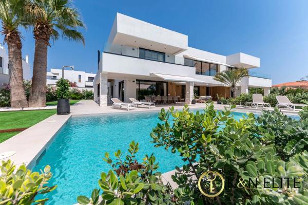 Casa independiente en calle de los Hermanos Álvarez Quintero