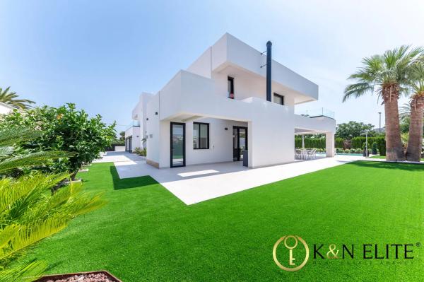 Casa independiente en calle de los Hermanos Álvarez Quintero