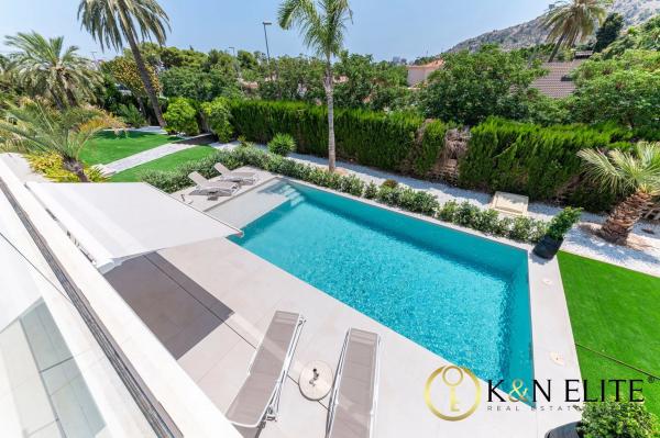 Casa independiente en calle de los Hermanos Álvarez Quintero