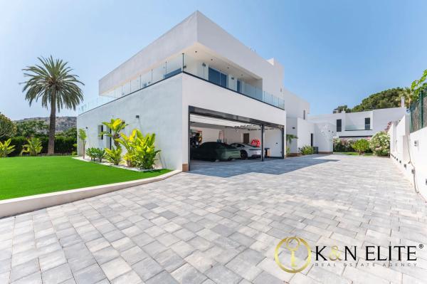 Casa independiente en calle de los Hermanos Álvarez Quintero