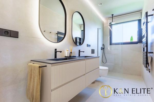 Casa independiente en calle de los Hermanos Álvarez Quintero