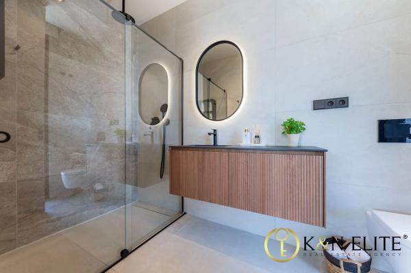 Casa independiente en calle de los Hermanos Álvarez Quintero