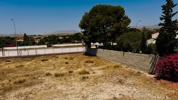 Terreno en calle Azahar, 23