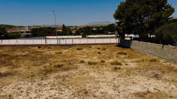 Terreno en calle Azahar, 23