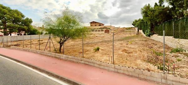 Terreno en calle Azahar