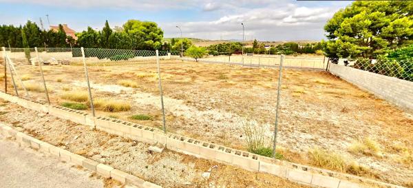 Terreno en calle Azahar