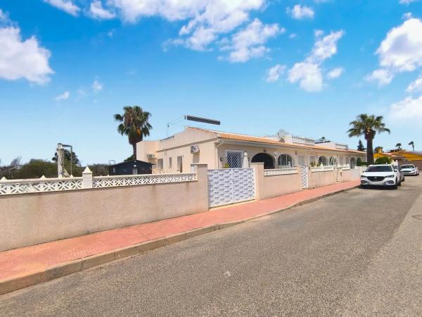 Chalet adosado en calle Farah Diva s/n