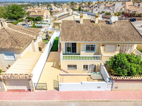 Chalet pareado en calle Sierra de Alcaraz