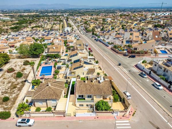 Chalet pareado en calle Sierra de Alcaraz
