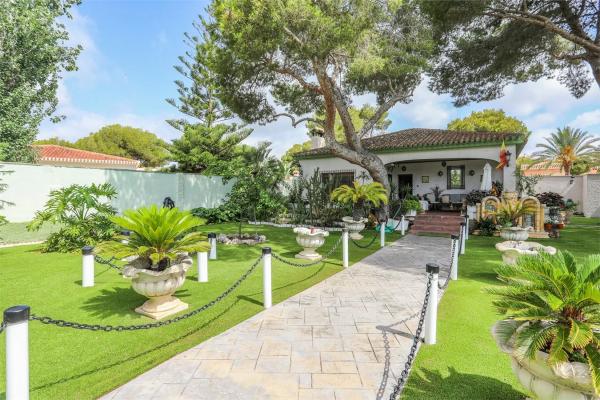 Casa independiente en calle Pablo Neruda