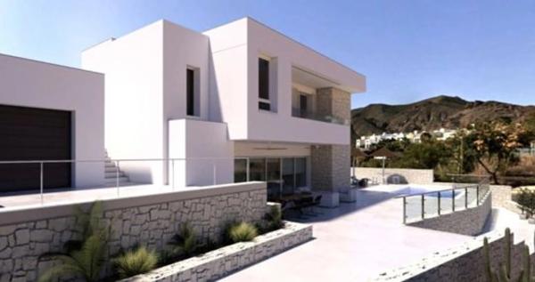 Unifamiliar Aislado Con Piscila Calle Brújula