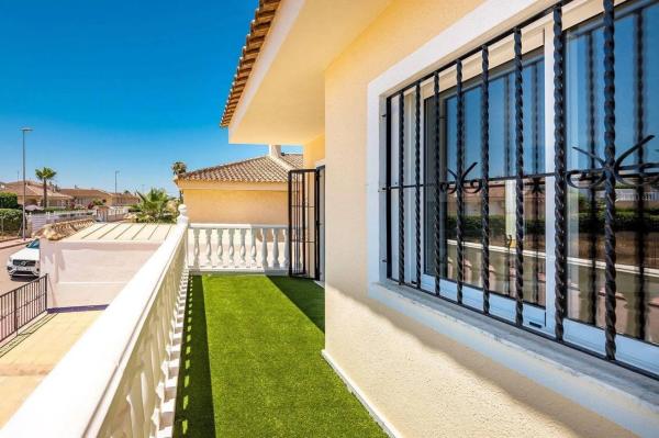 Chalet adosado en calle sierra de alcazar