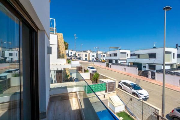 Chalet adosado en calle Navia