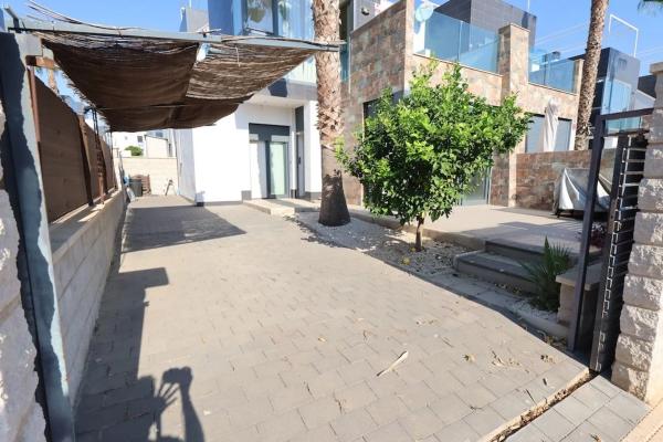 Chalet pareado en calle Cabo de Gata