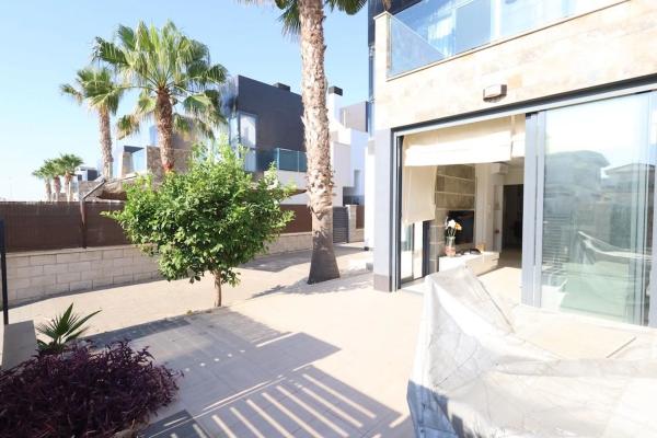 Chalet pareado en calle Cabo de Gata