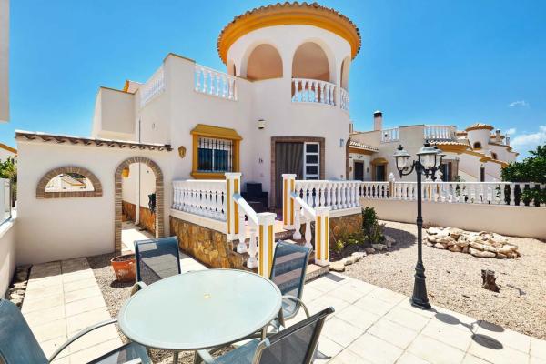 Casa independiente en Av Arandano