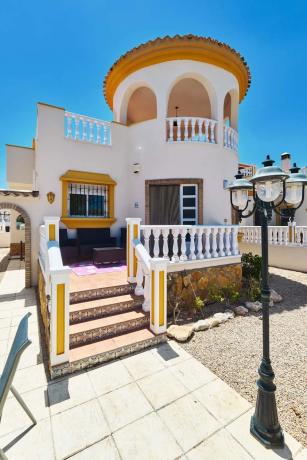 Casa independiente en Av Arandano